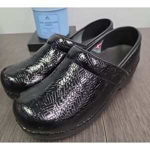 Sanita Womens Black Patent Leather Chevron Print Clogs Shoes Size EU 37